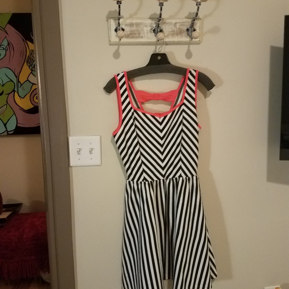 Dress with bows on back